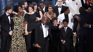 'Moonlight' director Barry Jenkins, center, along with cast and producers celebrate their "Best Picture" win at the Academy Awards on February 26, 2017 (Chris Pizzello/Invision/AP) 