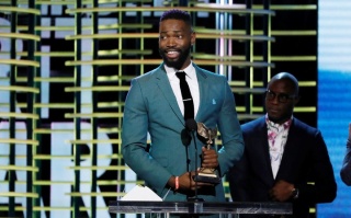 Tarell Alvin McCraney and Barry Jenkins accept the Best Screenplay award for "Moonlight" at the 2017 Film Independent Spirit Awards in Santa Monica, Calif., Feb. 25, 2017. (Mario Anzuoni/Reuters)