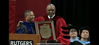 Dr. Wanda J. Blanchett preseting Dr. Soaries with Distinguished Leader in Education Award